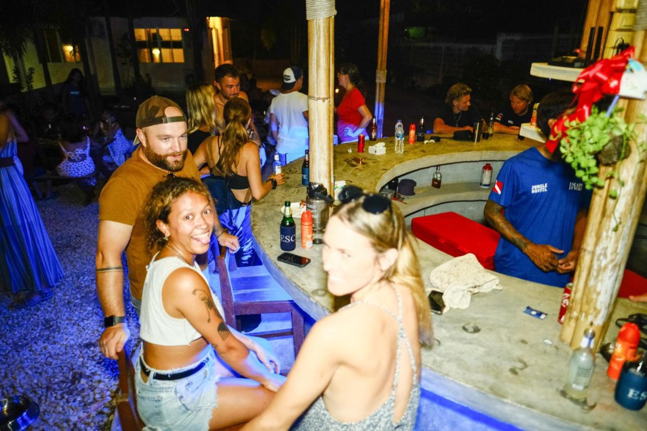 Escape Divers - Jungle Hostel And Dive Centre Ko Tao Bagian luar foto